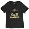 the best kind of mom raises a teacher. gift for mom. V-Neck Tee