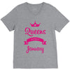 queens are born in january V-Neck Tee