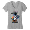 who loves golden retriever Women's V-Neck T-Shirt