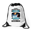 Never Underestimate A Man Who Watches Lost in Space And Was Born in De Drawstring Bags