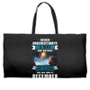 Never Underestimate A Man Who Watches Lost in Space And Was Born in De Weekender Totes