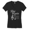 she wants the d black Women's V-Neck T-Shirt