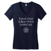 this is what a real witch looks like! Women's V-Neck T-Shirt