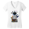 who loves labrador retriever Women's V-Neck T-Shirt