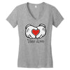 mickey et l'amour en Women's V-Neck T-Shirt