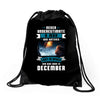 Never Underestimate A Man Who Watches Lost in Space And Was Born in De Drawstring Bags