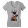 who loves bassets Women's V-Neck T-Shirt