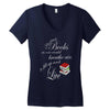 she reads books to live book lover Women's V-Neck T-Shirt