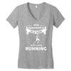 who loves running Women's V-Neck T-Shirt