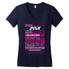 quens are born in july Women's V-Neck T-Shirt