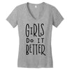 girls do it better Women's V-Neck T-Shirt