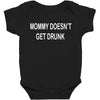 mommy doesn't get drunk Baby Bodysuit