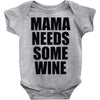 mamma needs some vino divertente Baby Onesie