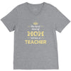 the best kind of mom raises a teacher. gift for mom. V-Neck Tee