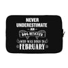 never underestimate an old man who was born in february Laptop sleeve
